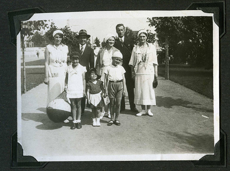 Rodzina Skarżyńskich (Marysia w kapelusiku w środku, z tyłu, od prawej Władysława i Józef)  z przyjaciółmi w drodze na gdyńską plażę