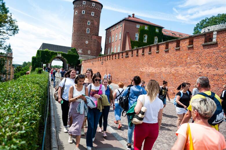 Poza morzem i górami polscy turyści korzystali też z promocji na weekendowe wyjazdy do dużych miast, np. Krakowa.