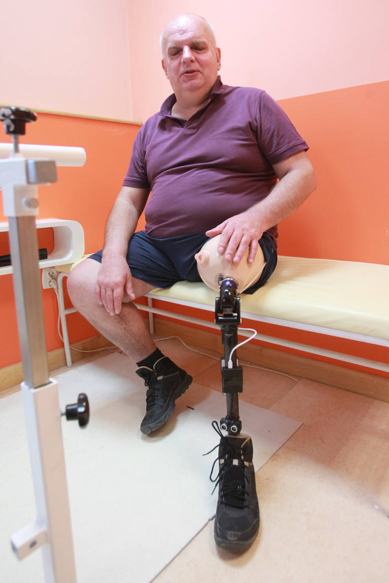 Czujnik ostrzega niewidomego przed przeszkodą. To pierwszy taki prototyp protezy w Polsce