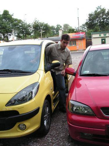 Fot. Ryszard Polit: Parkowanie? Żaden problem. Peugeotem można podjechać bardzo blisko i wysiąść z auta. Wtedy kłopoty z wejściem do swojego samochodu