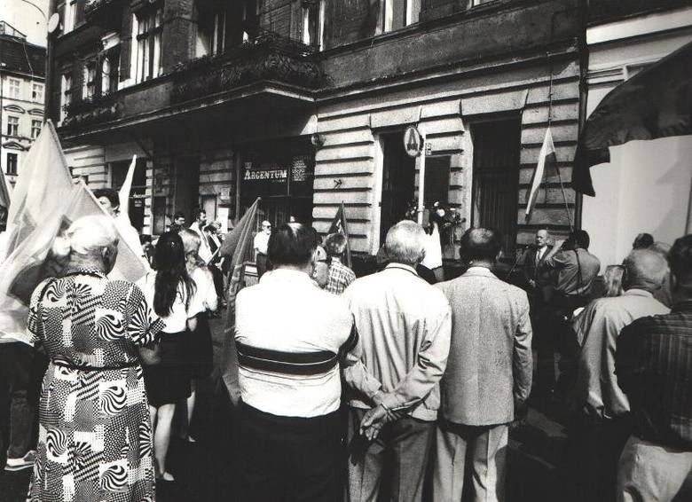 Święto Pracy zwłaszcza w okresie PRL-u obchodzono bardzo hucznie także w Poznaniu, chociaż w naszej galerii znajdziecie także zdjęcia nawet sprzed wojny. Autorami zdjęć są fotoreporterzy poznańskich dzienników. <br /> <br /> <strong>Zobacz galerię -----></strong><br /> <br />   