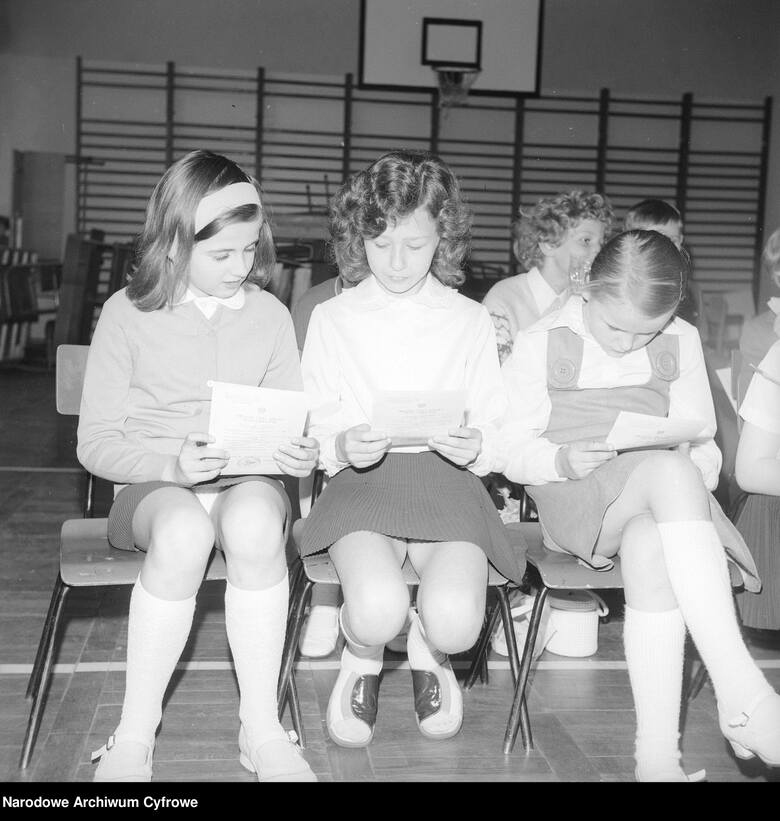 Rok 1974 - dzieci oglądają i porównują swoje cenzurki (świadectwa szkolne)