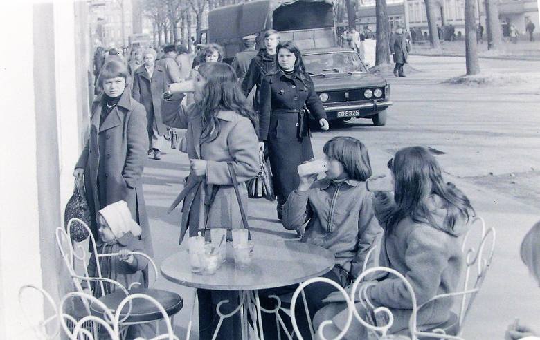 Wiosna 1977 roku, ogródek gastronomiczny przy cukierni na al. Wojska Polskiego
