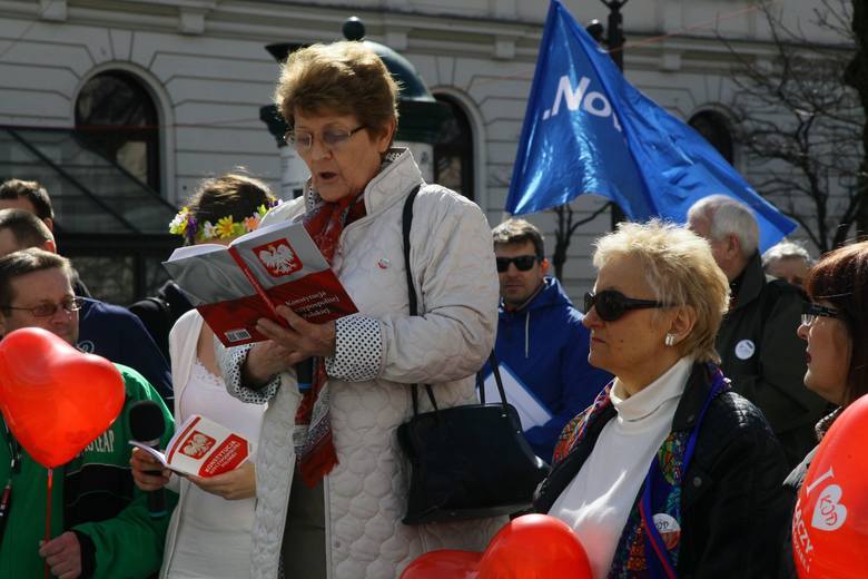 Łódź: Działacze KOD, Nowoczesnej i Niesiołowski czytali konstytucję