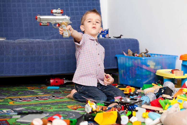 O wiele łatwiej namówić dziecko do sprzątania, kiedy ma ono szansę skończyć zabawę, którą akurat wykonuje. Ważne, by uprzedzić dziecko komunikatem np. „Za chwilę koniec zabawy, będziemy sprzątać zabawki” i dać jeszcze kilka minut na dokończenie zajęcia