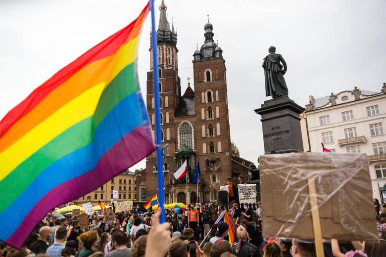 Przez Kraków przetoczyły się ostatnio liczne protesty, m.in. przeciwko podpisaniu przez prezydenta Dudę Karty Rodziny wykluczającej LGBT oraz przeciwko przemocy w rodzinie.