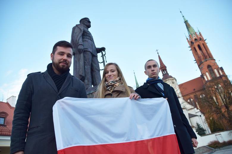 Adrianna Sitko, Daniel Jaszczuk i  Michał  Mucha (z lewej)  - Święto Niepodległości uczczą w narodowych barwach