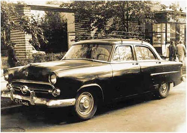 Ford Mainline rocznik 1952-53 - natchnienie stylistów z fabryki GAZ. Auto sfotografowano w latach 50. na moskiewskiej ulicy<br /> 