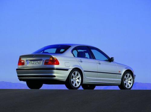Fot. BMW: Model produkowano z nadwoziem sedan (za zdjęciu), kombi (Touring), coupe oraz kabriolet.