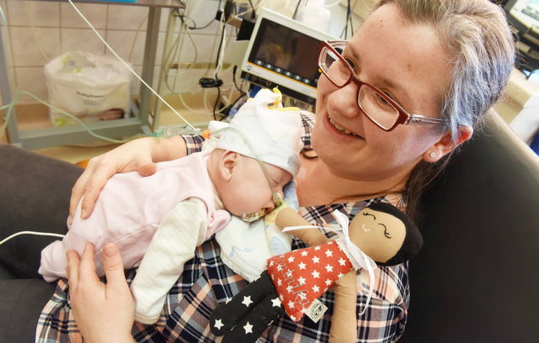 Mała Dominika przyszła na świat w 22. tygodniu ciąży. Ważyła zaledwie 490 gramów! Niebawem, po siedmiu miesiącach w szpitalu, dziewczynka wyjdzie do domu. Tutaj na zdjęciu z mamą Anną Zabłocką.