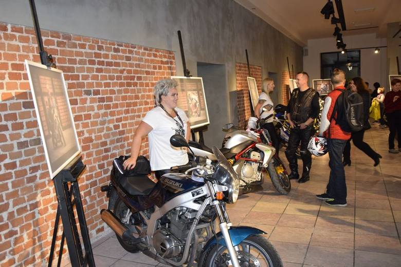 W Centrum Kultury i Sztuki odbył się wernisaż wystawy fotograficznej, której bohaterkami są skierniewickie motocyklistki. Zdjęcia z ich udziałem wypełniają również kalendarz na 2019 rok. Dochód ze sprzedaży tego kalendarza zostanie przeznaczony na leczenie chorego Stasia ze Skierniewic.