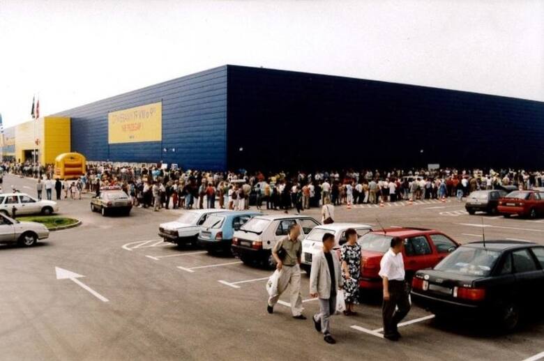 Krakowska IKEA została otwarta niemal 25 lat temu, w sierpniu 1998 roku. Sklep próbował przyciągnąć klientów promocjami, z których jedna budziła wówczas