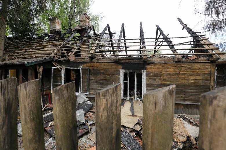 Przy ul. Angielskiej spłonęły dwa drewniane budynki mieszkalne. 