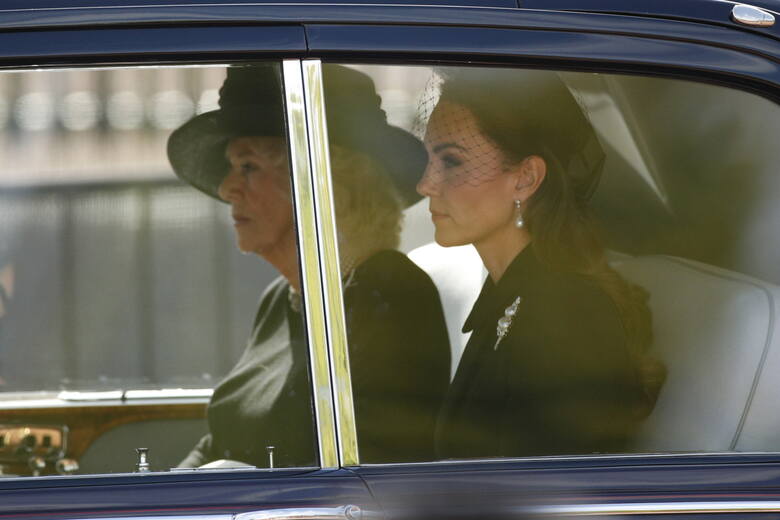 Królowa małżonka Camilla i księżna Kate podczas procesji z trumną królowej Elżbiety II