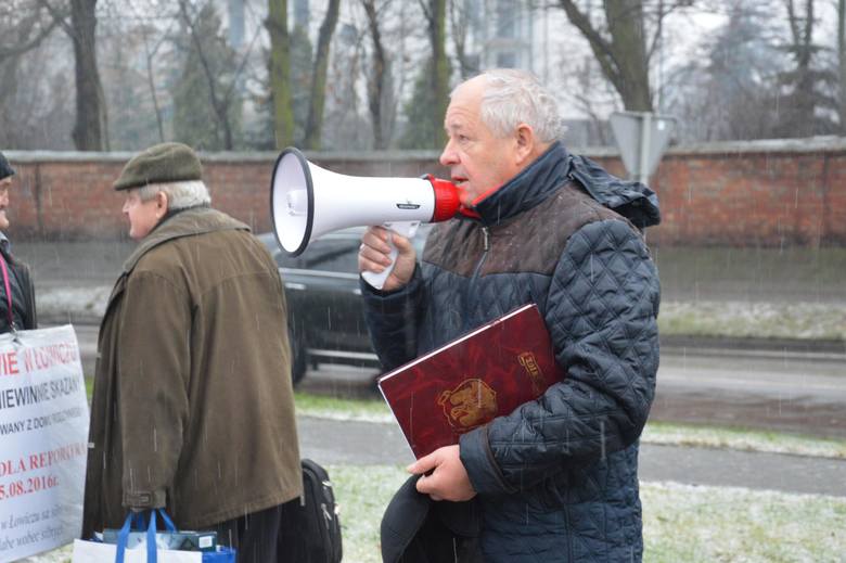 Pikieta pod Sądem Rejonowym w Łowiczu w obronie interesów mieszkańca Nieborowa [Zdjęcia]