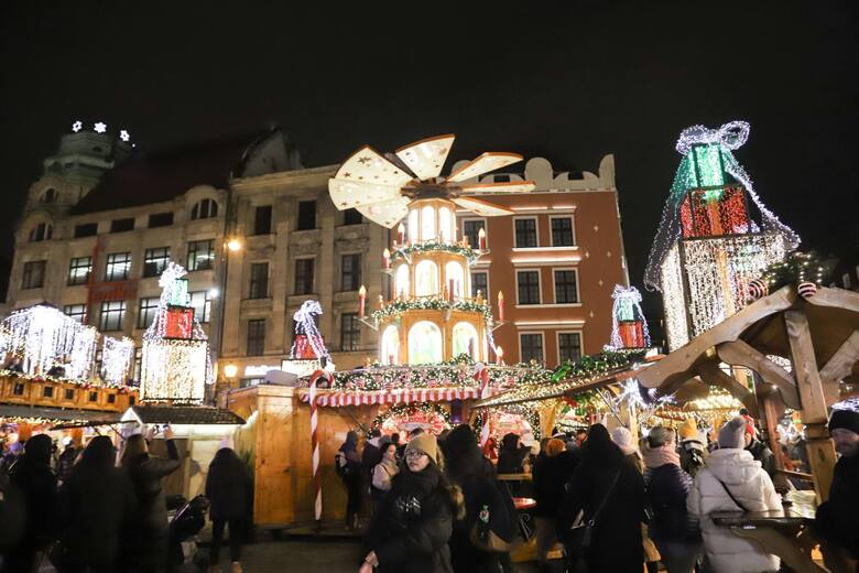 Zwiedzanie jarmarków bożonarodzeniowych w dużych miastach Europy to jeden z najczęściej wskazywanych pomysłów na święta Bożego Narodzenia 2022 wśród