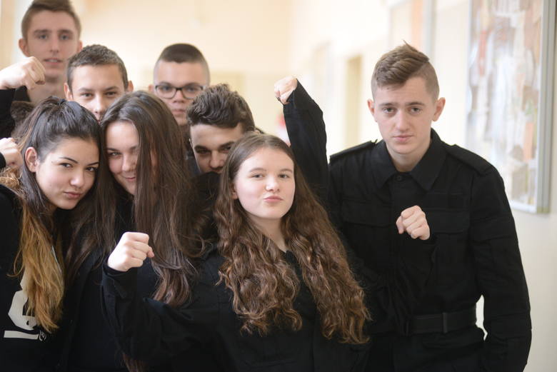 W Liceum Ogólnokształcącym w Czerwieńsku są tzw. klasy mundurowe. Uczniowie tego ogólniaka od dziś będą mieli bezpośredni dostęp do potrzebnej im literatury