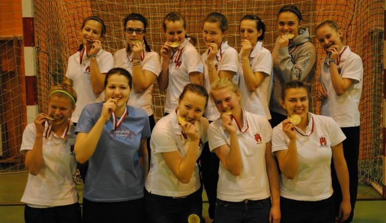 Młodsze koleżanki poszły w ślady juniorek Startu i też zdobyły tytuł halowych mistrzyń Polski