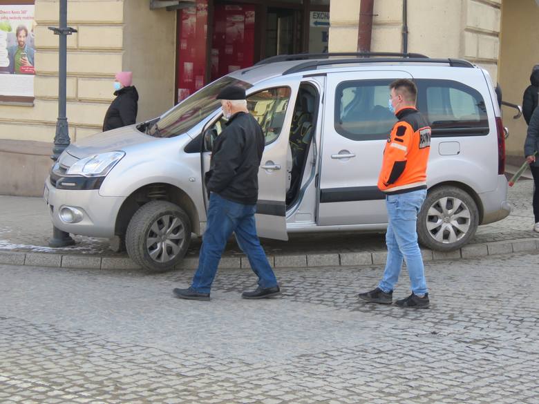 Kolizja w Wadowicach Citroen na krakowskich tablicach wjechał na chodnik i zdemolował betonowe słupki. Utknął na jednym z nich