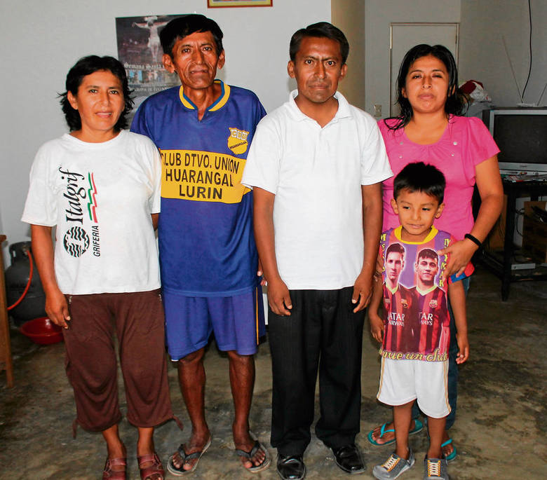 Wilmer (w białej koszulce) ze swoją rodziną w ich domu 