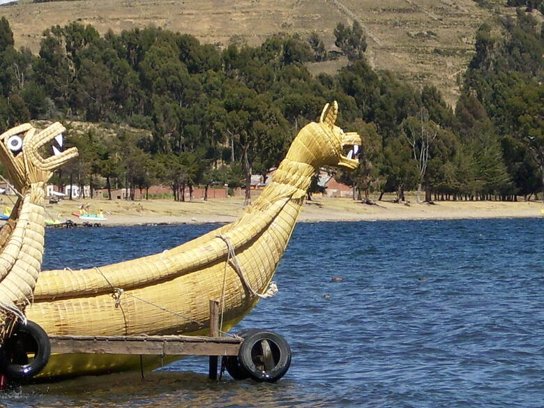 Łodzie nad jeziorem Titicaca.