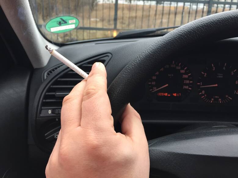 Palenie w samochodzie w czasie jazdy jest czynnością niebezpieczną - odwraca uwagę od sytuacji na drodze, może też przyczynić się do wypadku, jeżeli