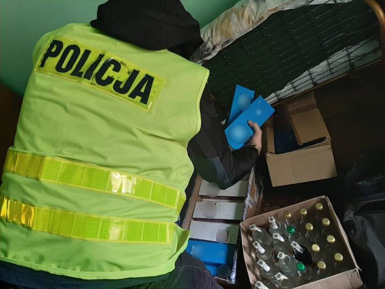 Nielegalny alkohol i papierosy dwie Ukrainki ukryły w budynku pod Łowiczem