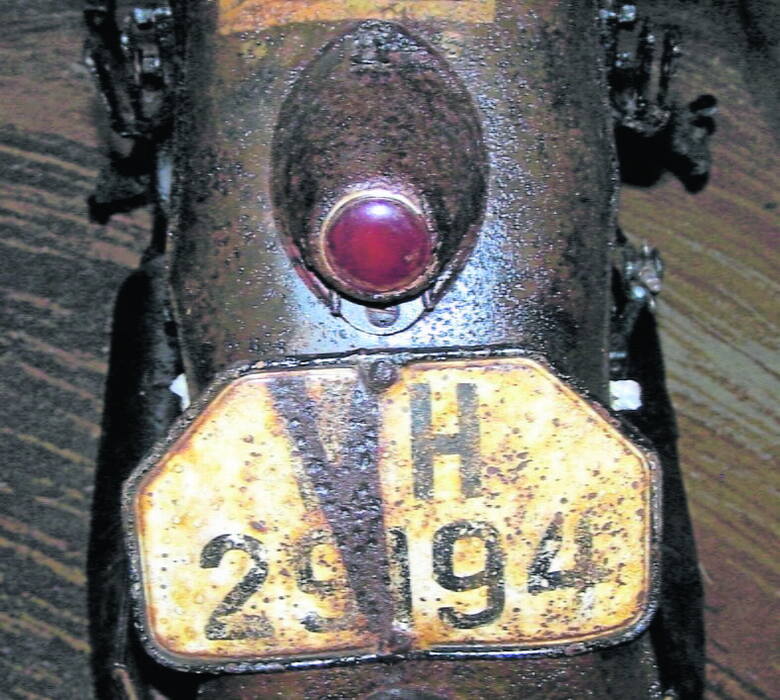 Tylny błotnik. W 1939 roku motocykle Wehrmachtu miały numery 5-cyfrowe. Wyżej znak taktyczny 2 kompanii rozpoznania nieznanej jednostki Fot: Archiwu