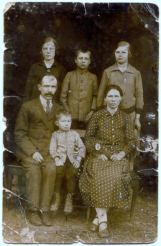 Rodzeństwo prababci pana Marynicza Salwiny z Dąbrowskich Sadzewiczowej - Władysław (1881-1929) z synem (siedzi) oraz Teresa (1883-1960) z trójką dzieci (stoją z tyłu)