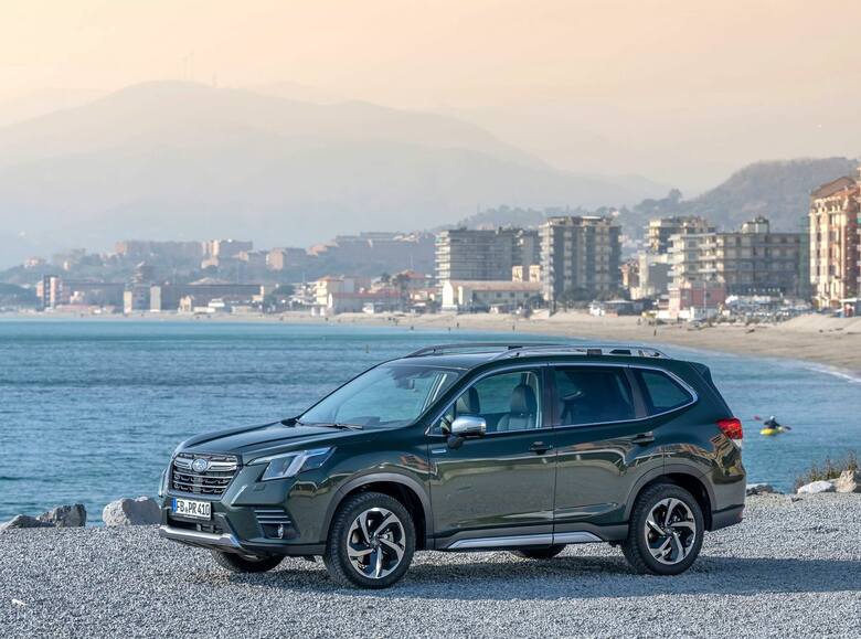 Subaru Forester to bardzo ciekawa propozycja dla tych, którzy szukają auta radzącego sobie w terenie, bezpiecznego, przestronnego i wygodnego. Nie ma