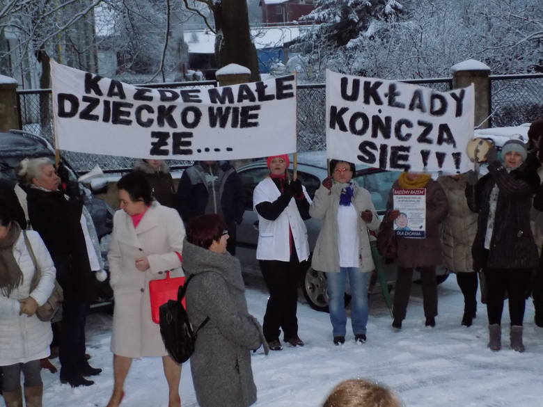 Grupa protestowała przed Starostwem Powiatowym. Później, na zaproszenie starosty Henryka Janowicza wszyscy weszli na spotkanie w sali konferencyjnej.
