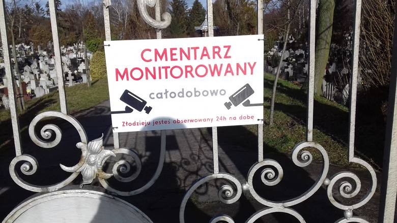Pierwsze cztery kamery na cmentarzu należącym do parafii pw. Najświętszego Serca Pana Jezusa w Bydgoszczy już są - Docelowo ma być ich osiem - mówi Mirosław Nitka, zarządca cmentarza.