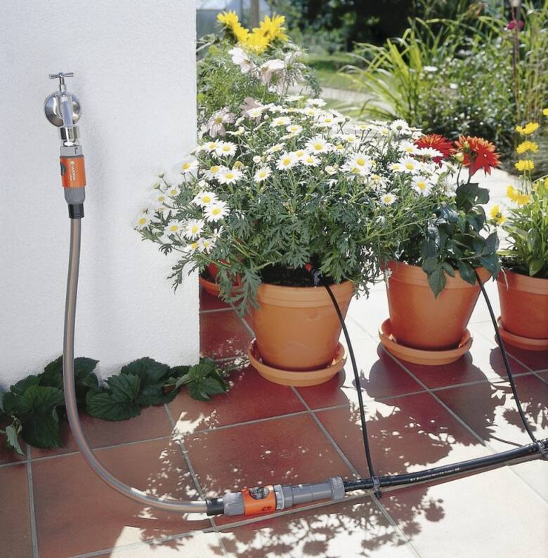 Na balkonie lub tarasie można zastosować system automatycznego nawadniania roślin. Są także doniczki samonawadniające itp.