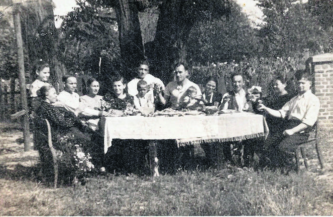 Niedługo po przyjeździe Czaplińskich do Kożuchowa w 1947 r. Przyjęcie repatriantów na podwórzu przy ul. Zygmuntowskiej