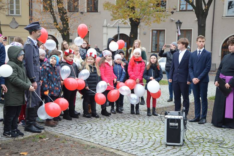 Patriotyczny marsz uczniów szkół pijarskich w Łowiczu [ZDJĘCIA]