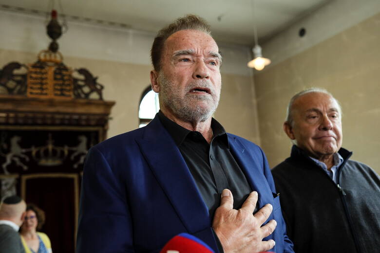 Arnold Schwarzenegger oraz przewodniczący fundacji prowadzącej Muzeum Żydowskie w Oświęcimiu Simon Bergson