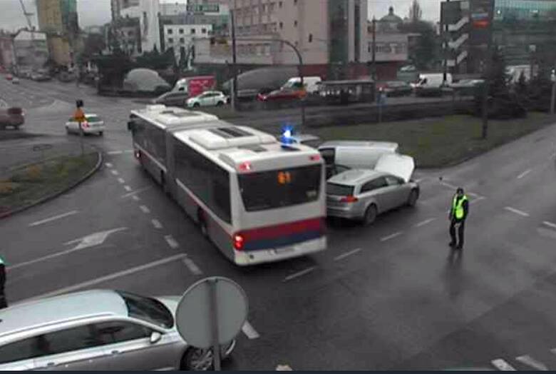 W piątek, 13.01., ok. godz. 8.00 doszło do wypadku na rondzie Jagiellonów w Bydgoszczy.