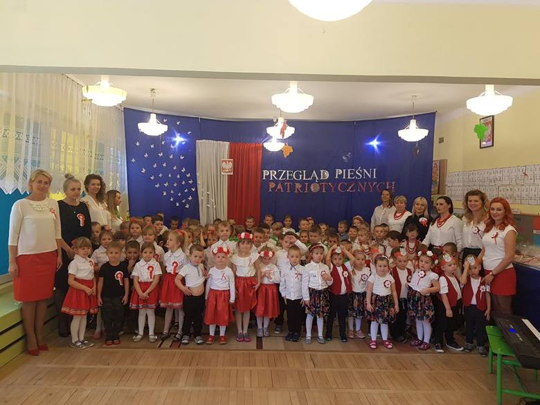 Uczestnicy Przeglądu Pieśni Patriotycznych w Przedszkolu Samorządowym numer 2 "Mali Odkrywcy" w Szydłowcu.