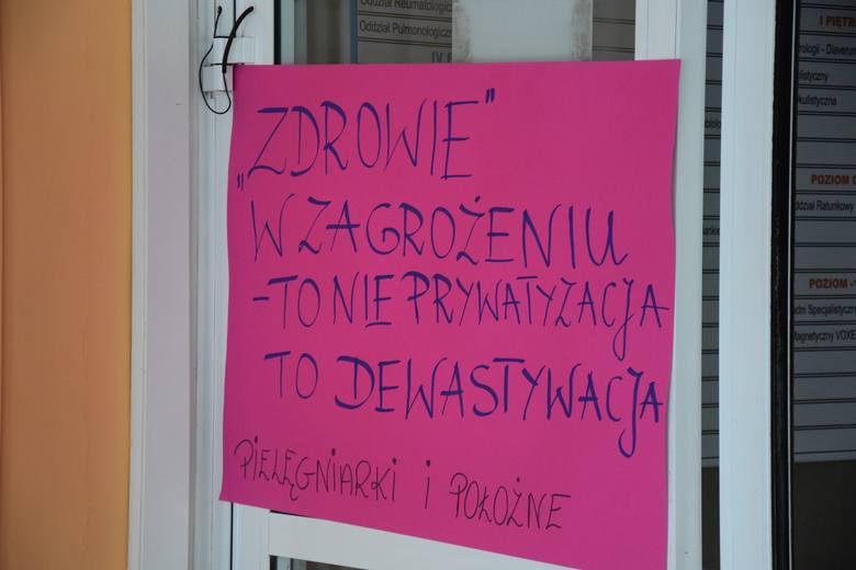 Plakaty informują pacjentów o toczącej się w Wojewódzkim Szpitalu akcji protestacyjnej.