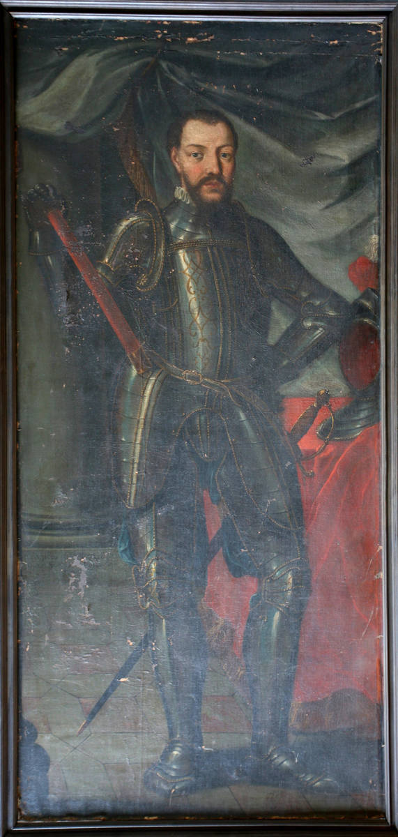 4. NAJMNIEJSZY<br /> Najmniejszy portret z wystawy przedstawia Conrada II von Hochberg. Jest to portret o wymiarach 36 × 22 cm<br /> <br /> Conrad II von Hoberg, na Książu<br /> malarz nieokreślony, XVIII w., olej na pergaminie (pergamin na desce)<br /> <br /> 