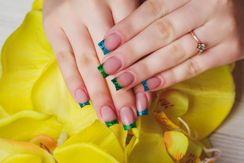French metallic to stylizacja paznokci, która spodoba się każdej z was, która pragnie mieć oryginalny manicure.