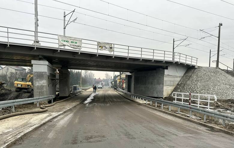 Po prawie dziewięciu miesiącach, można znów przejechać pod wiaduktem kolejowym w Spytkowicach
