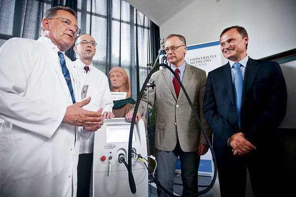    Leszek Czarnecki (pierwszy z prawej) przyleciał wczoraj do Łodzi, by przekazać szpitalowi  im. M. Konopnickiej zakupiony poprzez swoją fundację laser.        