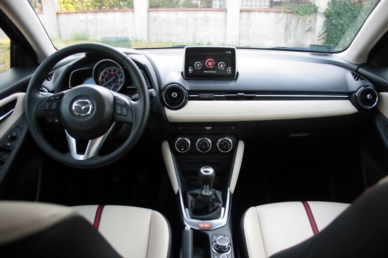 Mazda 2 Mazda 2 to kompletne zaprzeczenie Fabii. Nadwozie ma sporo obłości i płynnych linii, a jego ogólny wizerunek ma lekko sportowy styl.Fot. Dariusz