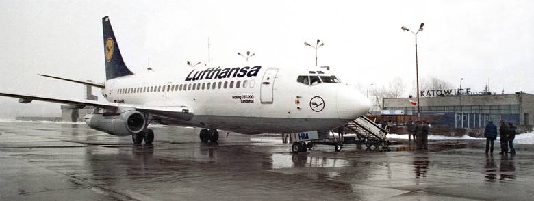 27 marca 1993: Pierwsze lądowanie samolotu Lufthansy w Katowicach. Przelot był obsługiwany przez Boeinga 737. "Katowice czekały aż 54 lata, aby na powrót zostać międzynarodowym portem lotniczym. Stało się to z chwilą gdy, pomimo iż był to koniec marca, na zasypanych śniegiem lotnisku, wylądował z...