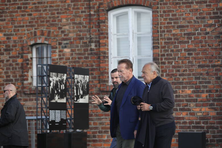Amerykański aktor Arnold Schwarzenegger oraz przewodniczący fundacji prowadzącej Muzeum Żydowskie w Oświęcimiu Simon Bergson podczas wizyty na terenie byłego nazistowskiego obozu koncentracyjnego Auschwitz w Oświęcimiu