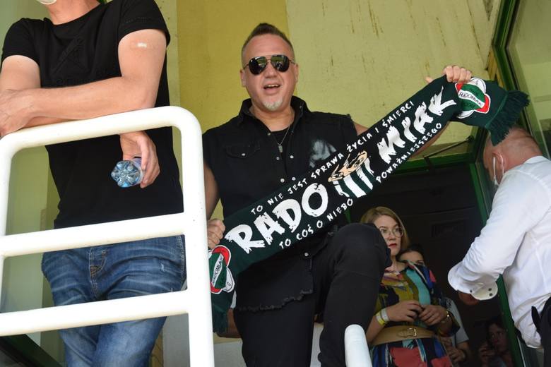 Na stadionie w Grodzisku piłkarzom Radomiaka kibicuje Szymon Wydra, muzyk z zespołu Carpe Diem.