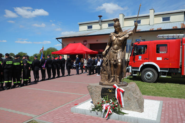OSP w Nizinach koło Przemyśla świętuje 75 lat istnienia. Przed remizą stanął święty Florian [ZDJĘCIA]
