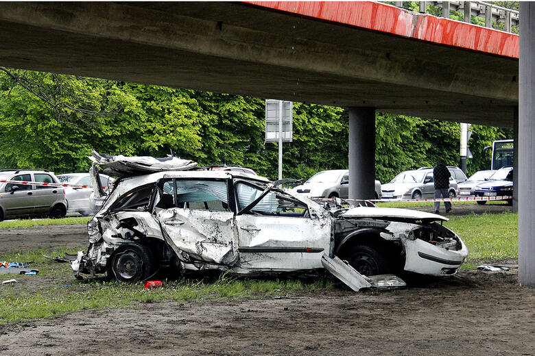 Kierowca Renault Laguny z ogromną prędkością wypadł z wiaduktu na al. Jana Pawła II w Łodzi. Nim auto runęło na ziemię, przejechało kilkadziesiąt metrów