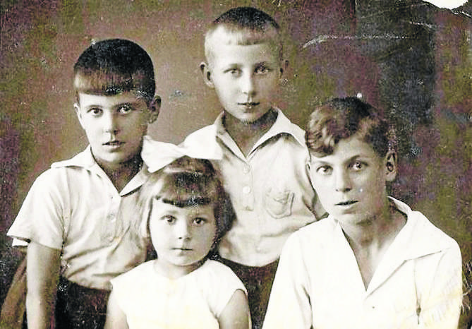 Autorka z braćmi (od lewej): Romkiem, Gerardem i Edwardem. Bracia już nie żyją